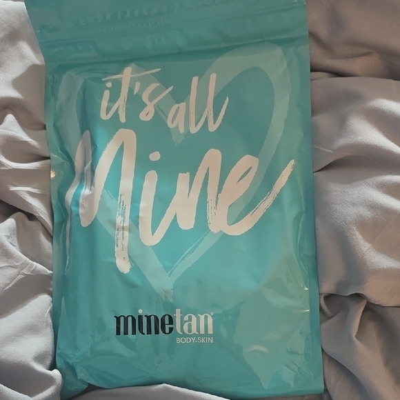 NEW Minetan It's All Mine Bag - Rose infused Facial Tan Mist with Bronze On Mitt - Picture 1 of 5